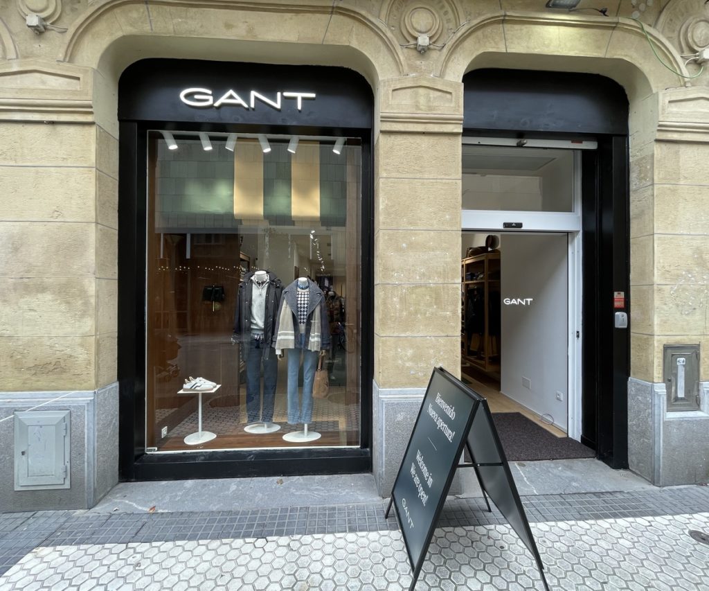 GIANT