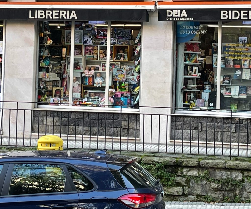 LIBRERÍA BIDEBIETA